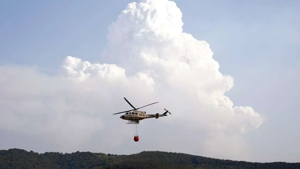Miriam Chac&oacute;n. ICAL. Helic&oacute;ptero tomando agua del pantano de Ria&ntilde;o oara