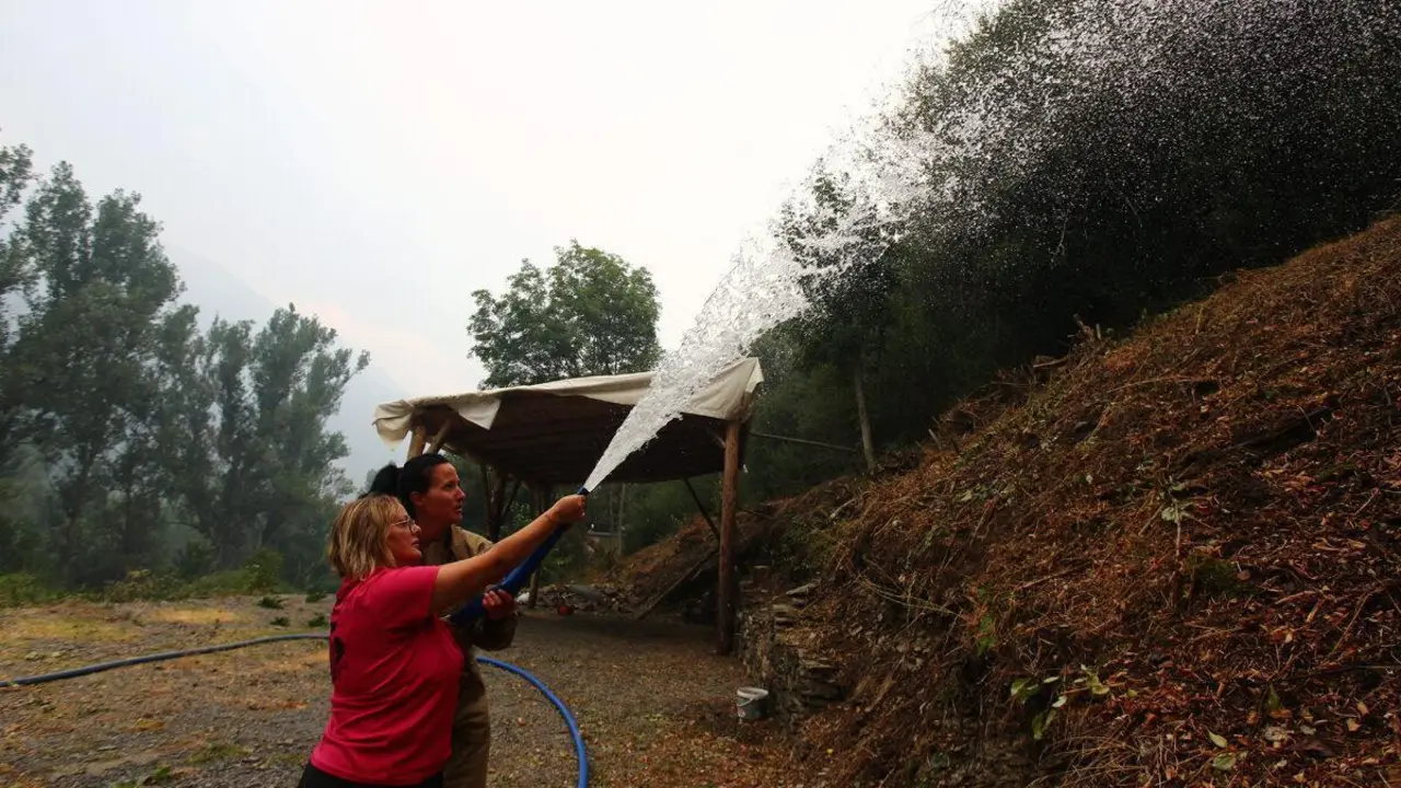 Incendio en la localidad leonesa de Colinas del Campo de Mart&iacute;n Moro Toledano, en Ig&uuml;e&ntilde;a. | ICAL
