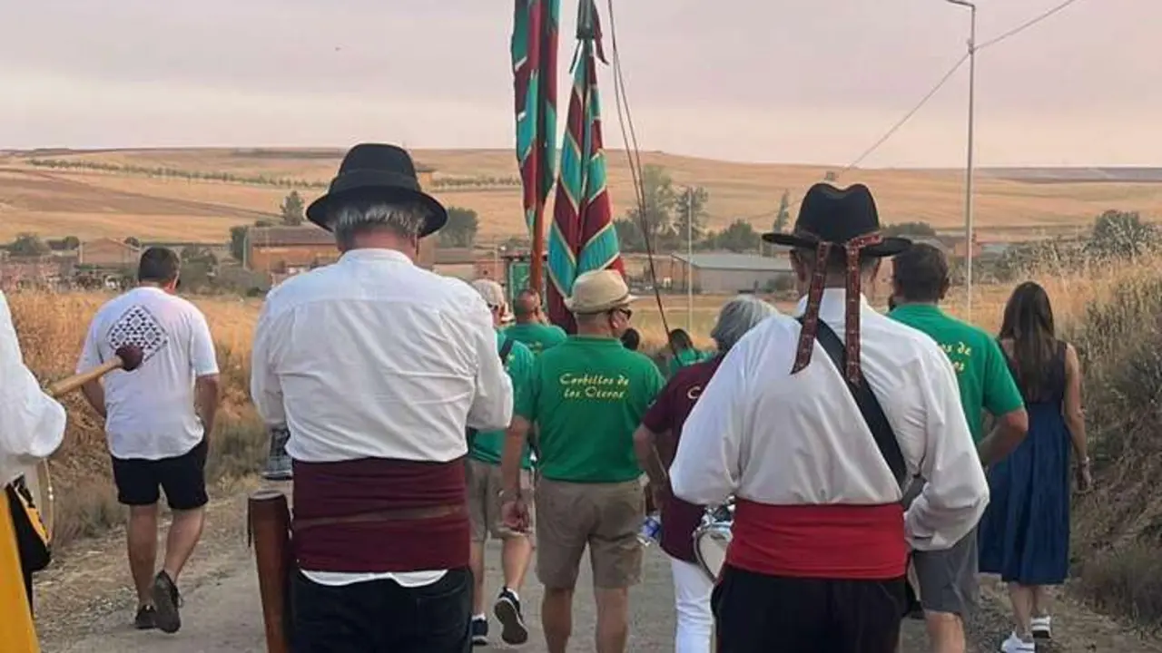 Los pendones ondearon sobre San Justo de los Oteros en una jornada llena de tradici&oacute;n. / Le&oacute;n 24 Horas