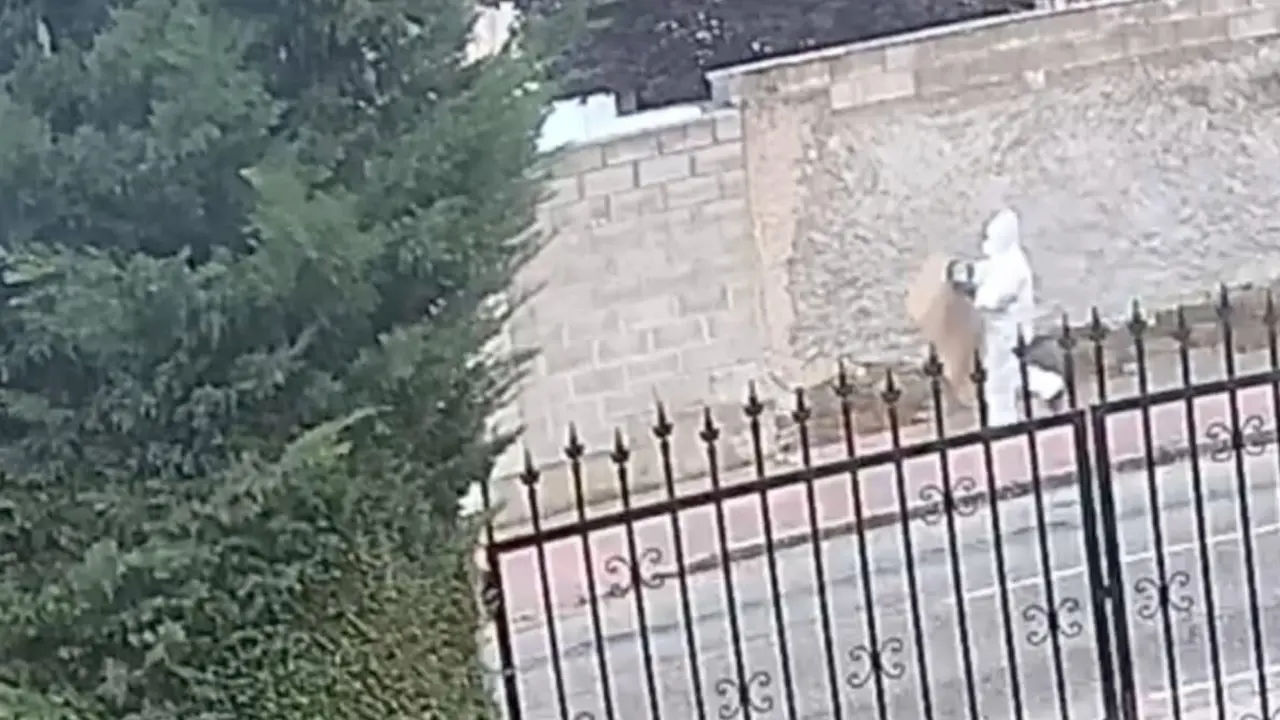 Imagen captada por las c&aacute;maras de la zona de la persona que hace unos d&iacute;as agredi&oacute; con &aacute;cido a un hombre en Jim&eacute;nez de Jamuz.
