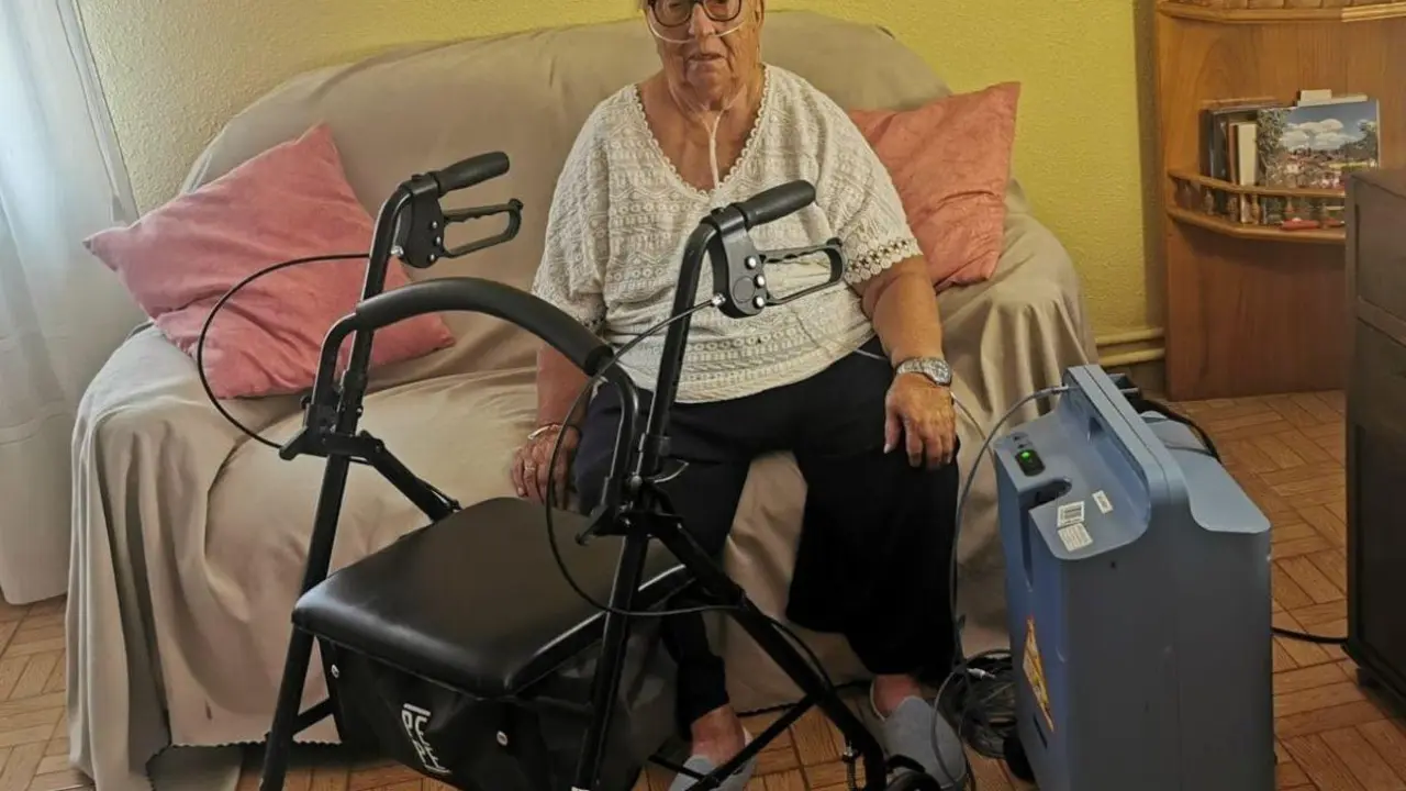 Imagen cedida por Dora Maestre. Mar&iacute;a Dolores Bayo vive conectada a un equipo de ox&iacute;geno y necesita de un andador para moverse. Ha preferido encerrarse en su casa del pueblo en lugar de evacuar La Ba&ntilde;a (Le&oacute;n) por los incendios