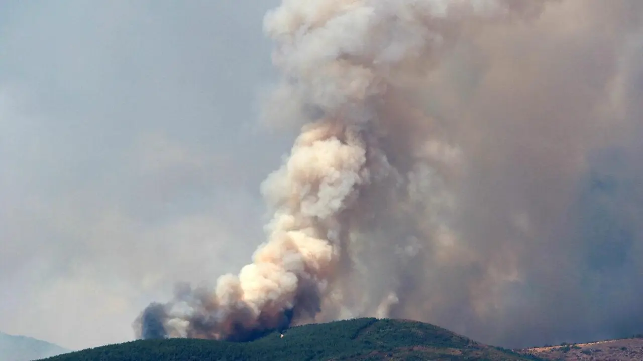 El incendio de Gara&ntilde;o, en Le&oacute;n. | PEIO GARC&Iacute;A / ICAL