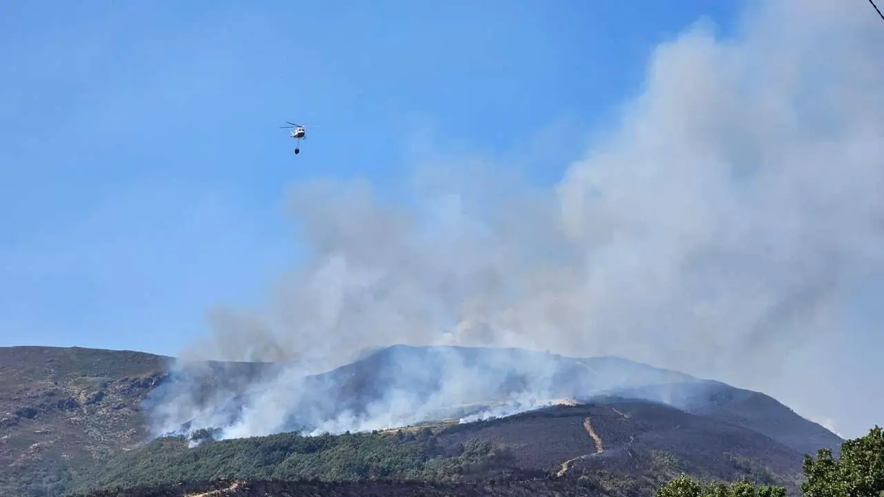 Incendio San Cipri&aacute;n de Sanabria, Zamora. Le&oacute;n24horas
