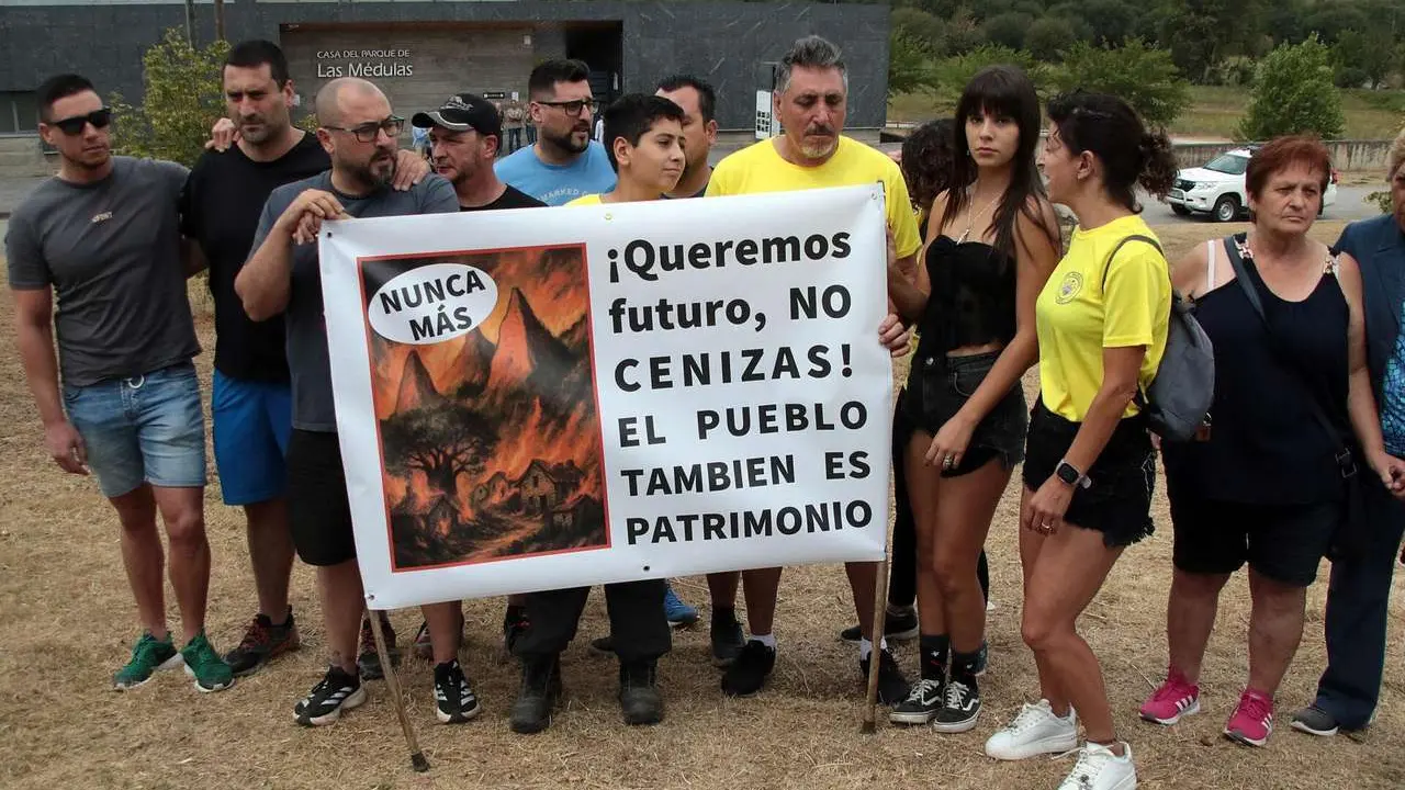 Peio Garc&iacute;a. ICAL. Vecinos de Carucedo se manifiestan a la llegada de los Reyes