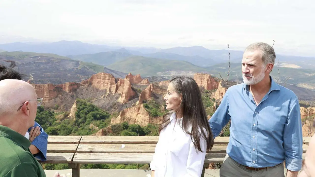 Visita de SSMM los Reyes de Espa&ntilde;a a Las M&eacute;dulas tras los incendios. Fotos Casa Real