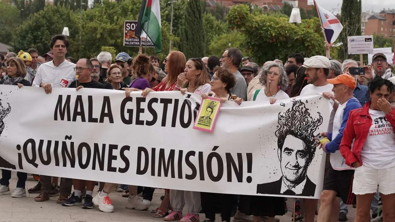 Eduardo Margateto. ICAL. Una veintena de partidos pol&iacute;ticos, sindicatos y organizaciones ciudadanas y vecinales convocan una concentraci&oacute;n frente al Parlamento auton&oacute;mico para exigir al presidente de la Junta, Alfonso Fern&aacute;ndez Ma&ntilde;ueco, que cese al consejero de Medio Ambiente, Juan Carlos Su&aacute;rez-Qui&ntilde;ones, por la gesti&oacute;n del operativo de incendios