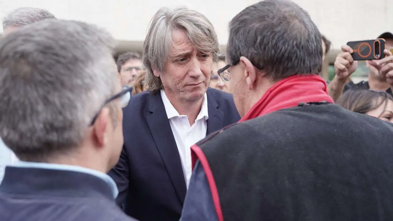 Eduardo Margateto. ICAL. Una veintena de partidos pol&iacute;ticos, sindicatos y organizaciones ciudadanas y vecinales convocan una concentraci&oacute;n frente al Parlamento auton&oacute;mico para exigir al presidente de la Junta, Alfonso Fern&aacute;ndez Ma&ntilde;ueco, que cese al consejero de Medio Ambiente, Juan Carlos Su&aacute;rez-Qui&ntilde;ones, por la gesti&oacute;n del operativo de incendios