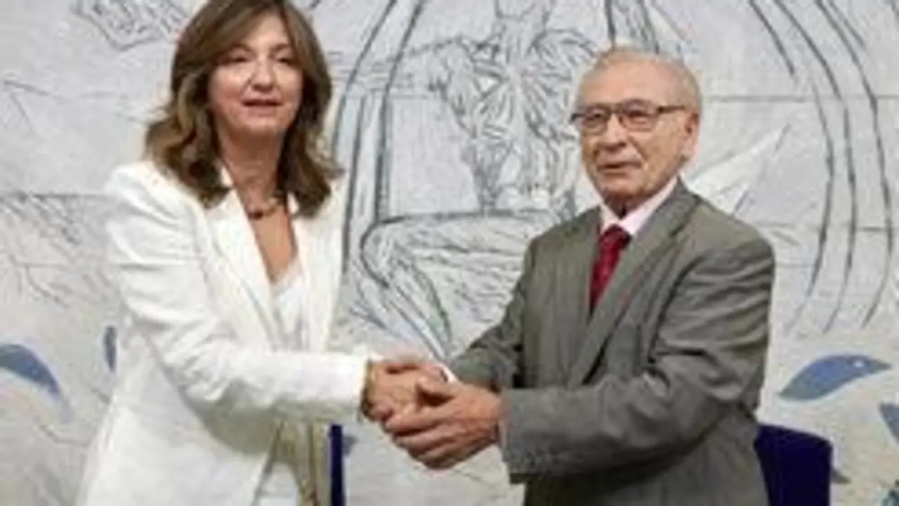 Fotograf&iacute;a de archivo: La rectora de la Universidad de Le&oacute;n, Nuria Gonz&aacute;lez, y Mart&iacute;n Mance&ntilde;ido, como presidente de Donantes de Sangre y en representaci&oacute;n de Fundaspe, firman un convenio de colaboraci&oacute;n. | ICAL