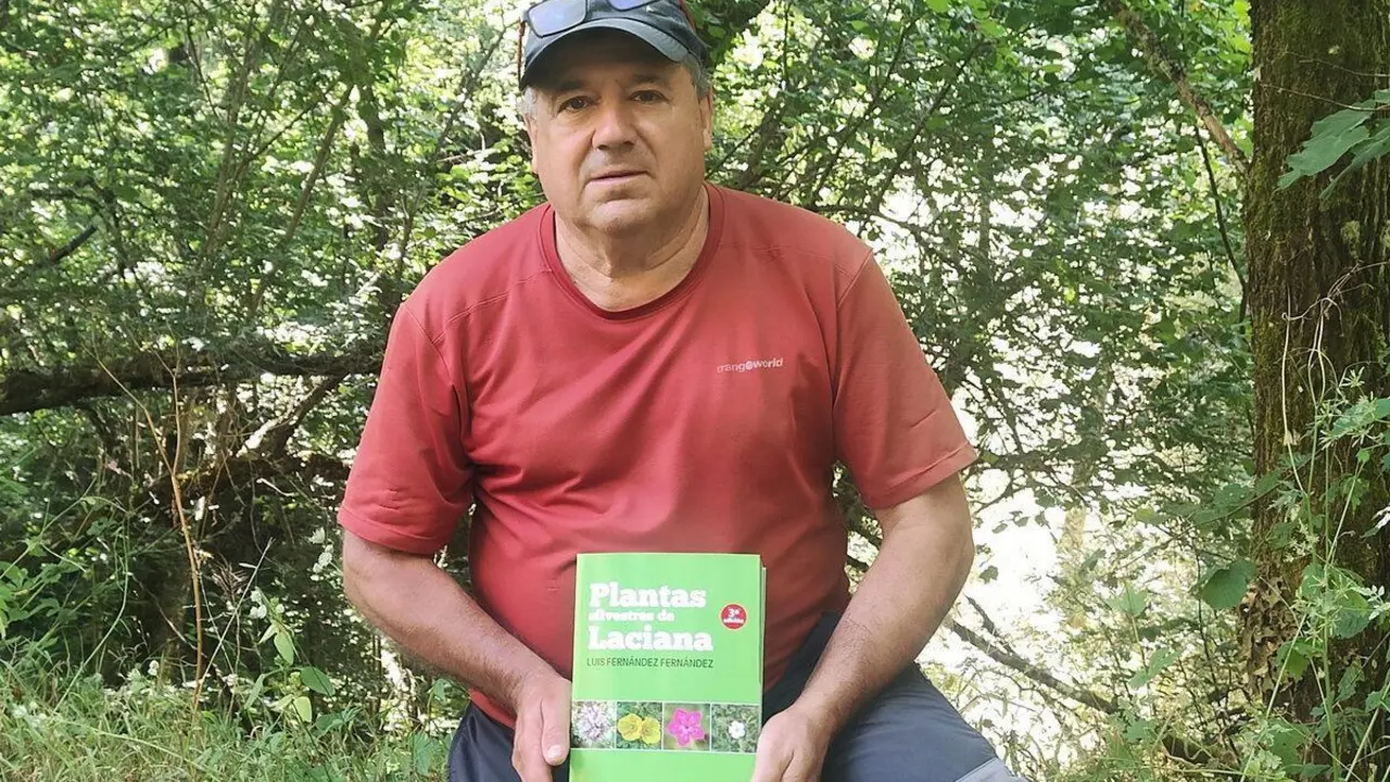 Luis Fern&aacute;ndez con su libro &lsquo;Plantas silvestres de Laciana&rsquo;. | ICAL