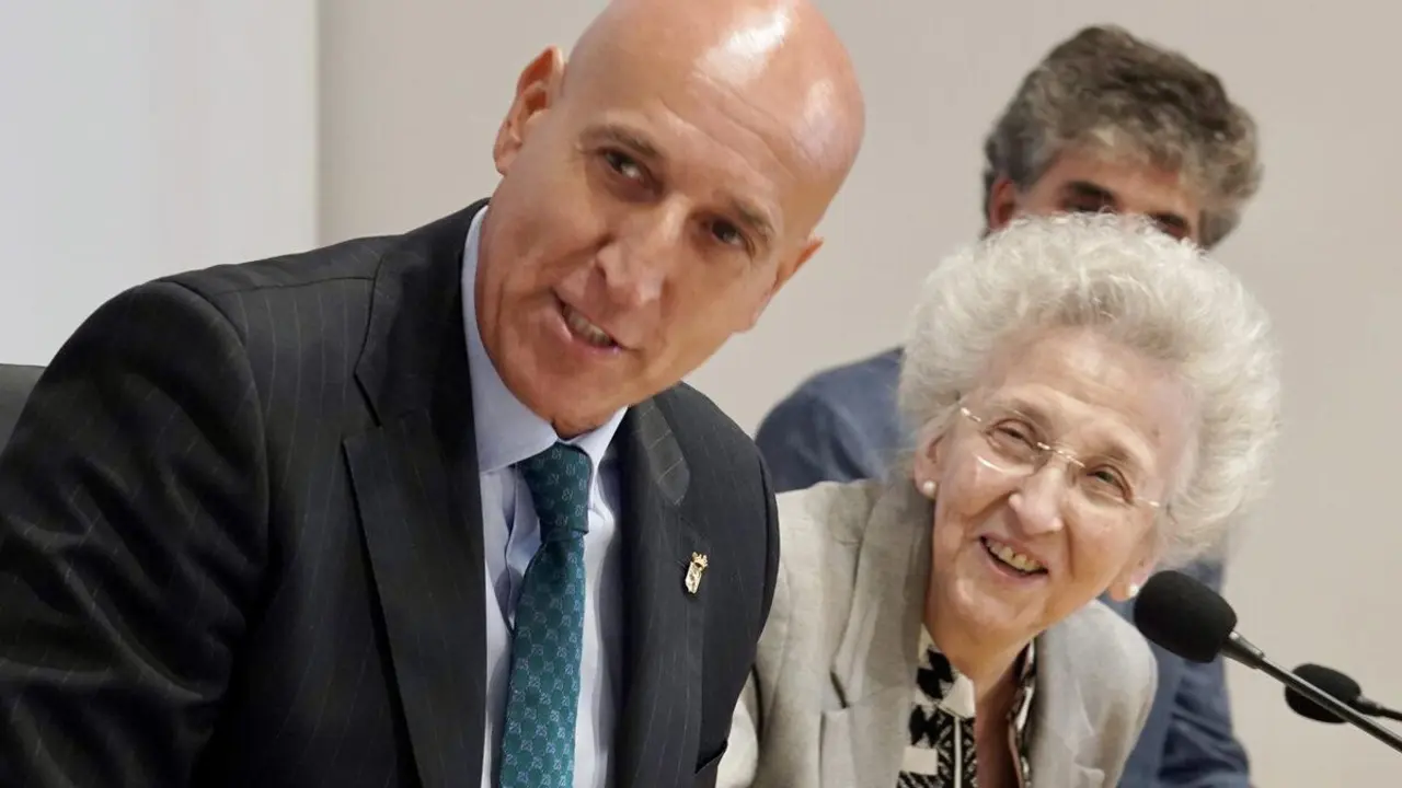 El alcalde de Le&oacute;n, Jos&eacute; Antonio Diez, y la presidenta de Eutherpe, Margarita Morais, presentan el &lsquo;XXI curso para pianistas, directores y j&oacute;venes orquestas&rsquo; de la Fundaci&oacute;n Eutherpe. | ICAL