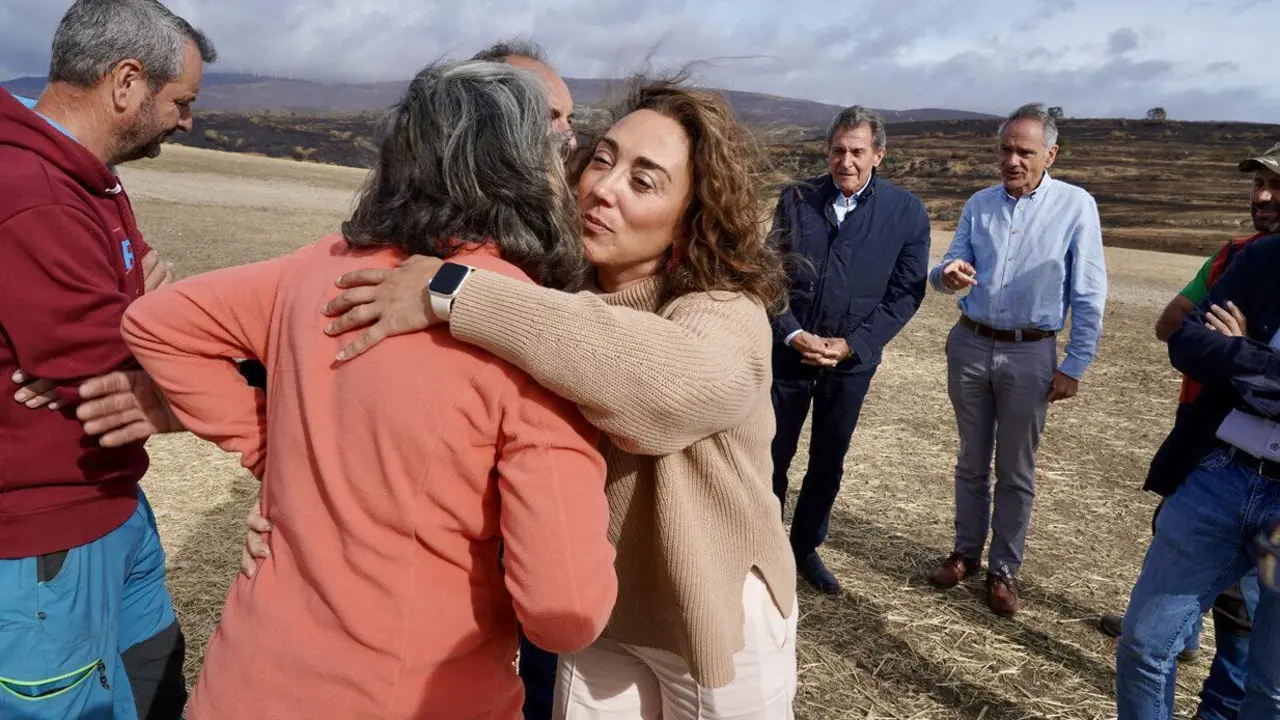 La consejera de Agricultura, Ganader&iacute;a y Desarrollo Rural, Mar&iacute;a Gonz&aacute;lez Corral, visita una ganader&iacute;a de ovino afectada por los incendios en Chana de Somoza, en el municipio de Lucillo (Le&oacute;n). | ICAL