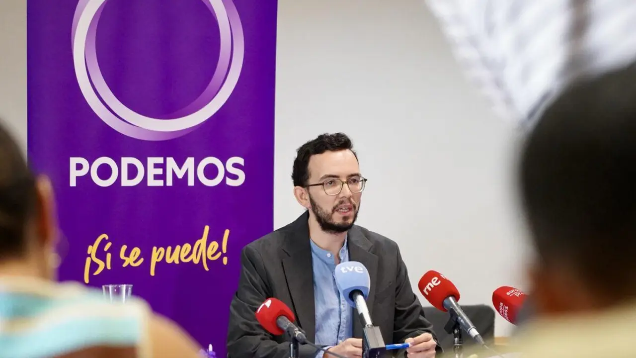 El coordinador de Podemos en Castilla y Le&oacute;n, Miguel &Aacute;ngel Llamas, ofrece detalles de la denuncia presentada por su partido ante la Fiscal&iacute;a contra la Junta de Castilla y Le&oacute;n por su actuaci&oacute;n en materia de incendios forestales. | ICAL
