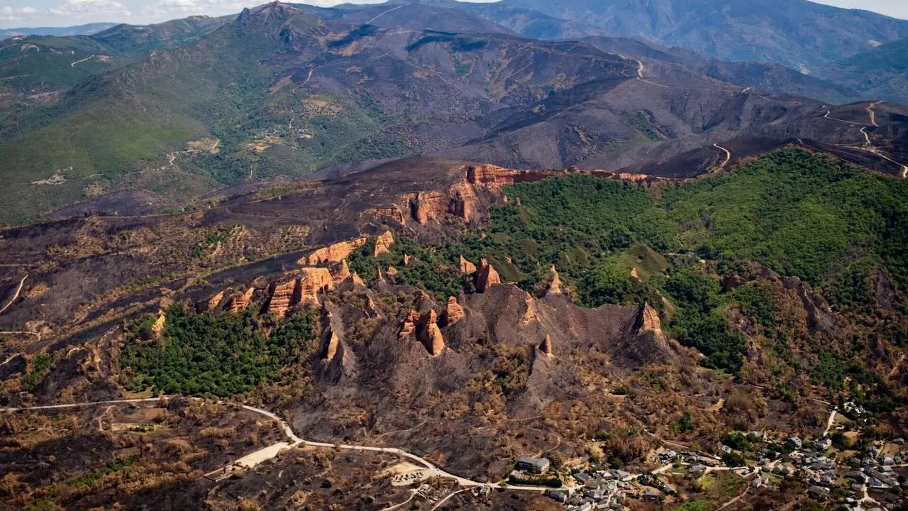 Greenpeace. La presencia de una ola de calor de 16 d&iacute;as de duraci&oacute;n ha agravado los incendios que han asolado Espa&ntilde;a, convirtiendo este verano en uno de los peores de la historia desde que hay registros. Este es el balance de las llamas de estas &uacute;ltimas semanas, que han arrasado casi 400.000 hect&aacute;reas. Greenpeace, de la mano del fot&oacute;grafo Pedro Armestre, ha documentado desde el aire la magnitud de la destrucci&oacute;n, llegando incluso a zonas no fotografiadas hasta ahora.
El incendio forestal que se inici&oacute; en la localidad leonesa de Yeres ha transformado el paisaje de Las M&eacute;dulas, Patrimonio de la Humanidad de la UNESCO. Las llamas han calcinado los caracter&iacute;sticos casta&ntilde;os centenarios de la zona, "aut&eacute;nticas joyas de la naturaleza".