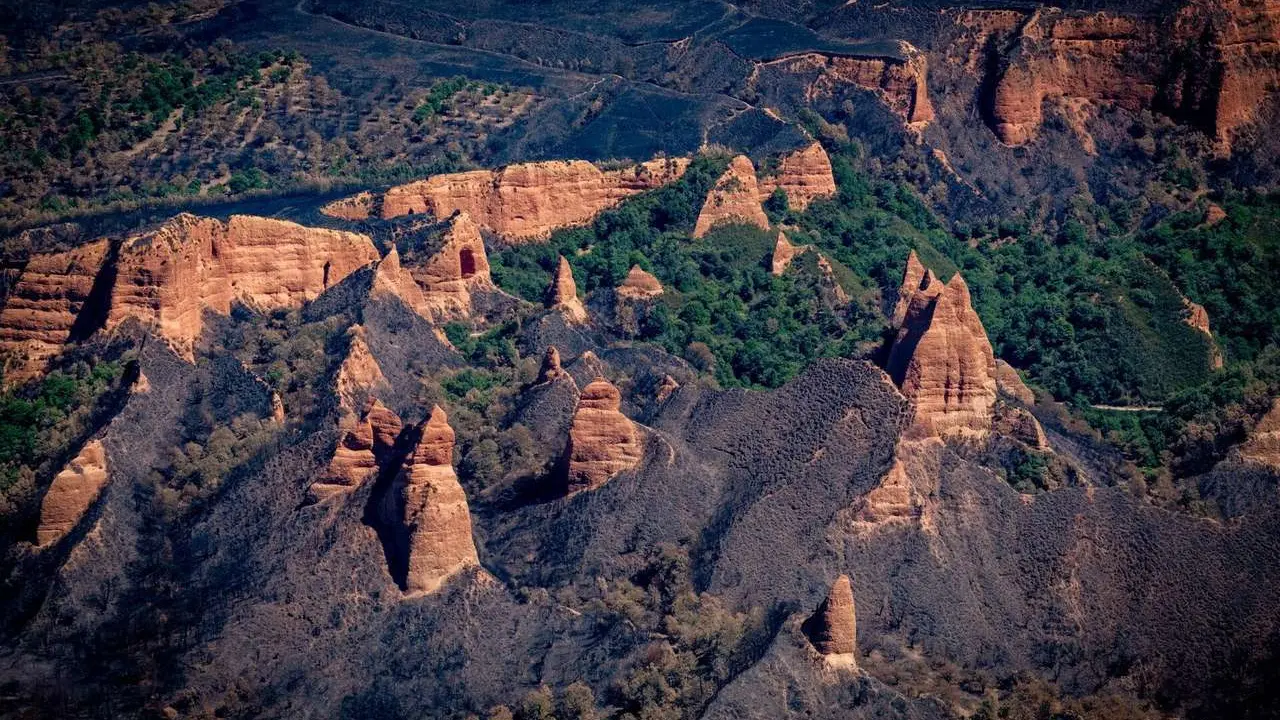 El estado de Las M&eacute;dulas tras los devastadores incendios de este verano. | PEDRO MAESTRE / GREENPEACE