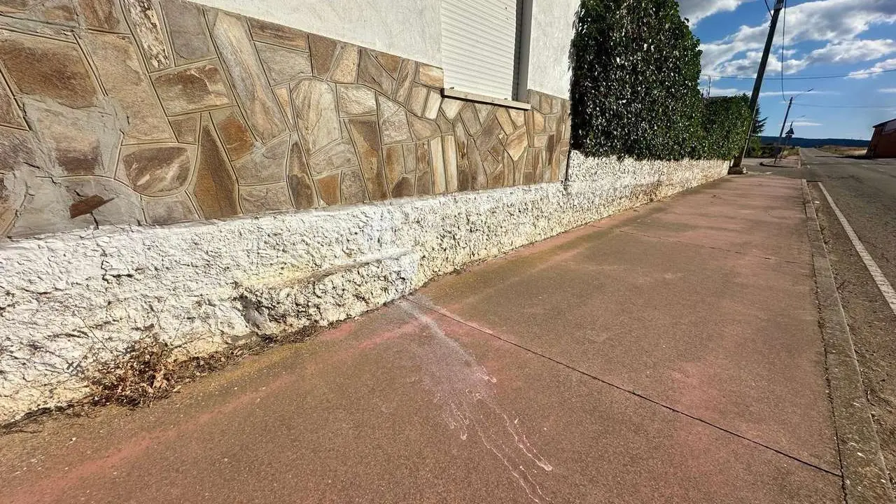 Los restos del &aacute;cido que le arrojaron a un hombre en Jim&eacute;nez de Jamuz (Le&oacute;n) el 15 de agosto siguen visibles en la calle Herreros. | SM