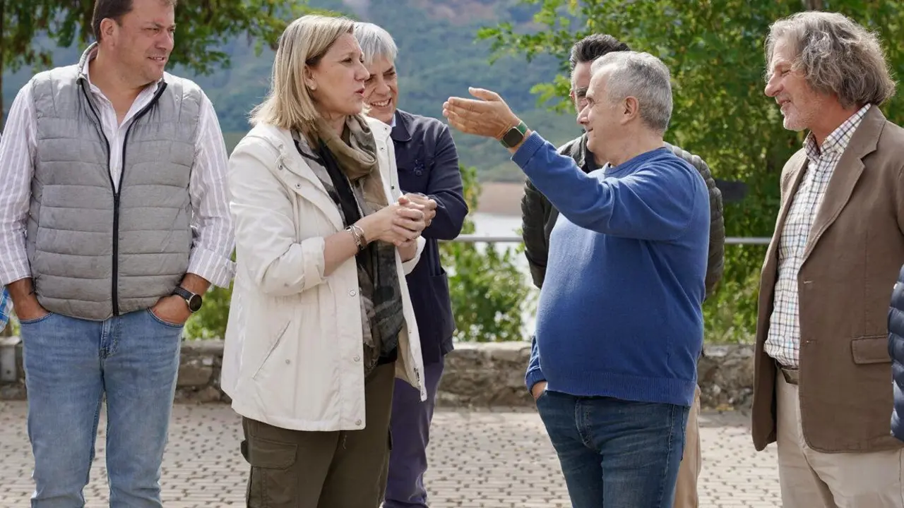 La vicepresidenta de la Junta y consejera de Familia e Igualdad de Oportunidades, Isabel Blanco, se re&uacute;ne en Ria&ntilde;o (Le&oacute;n) con alcaldes de municipios del entorno del Parque Nacional de los Picos de Europa afectados por los incendios. | ICAL