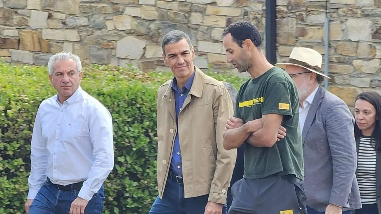 Pedro S&aacute;nchez, este viernes en su visita a Tabuyo del Monte, en Le&oacute;n. | LE&Oacute;N24HORAS
