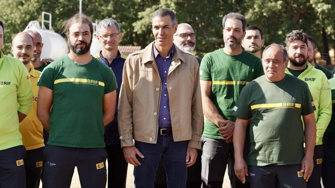 El presidente del Gobierno, Pedro S&aacute;nchez, visit&oacute; este viernes la base de la Brigada de Refuerzo en Incendios Forestales, Brif, de Tabuyo del Monte (Le&oacute;n). | ICAL