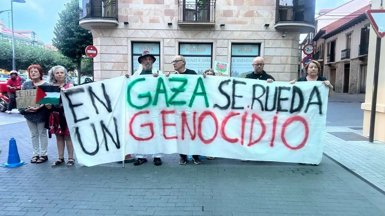 Protesta en la entrada del Teatro Gull&oacute;n durante la gala del Festival de Cine de Astorga, con pancartas en apoyo a Palestina. Fotos: Le&oacute;n 24 Horas