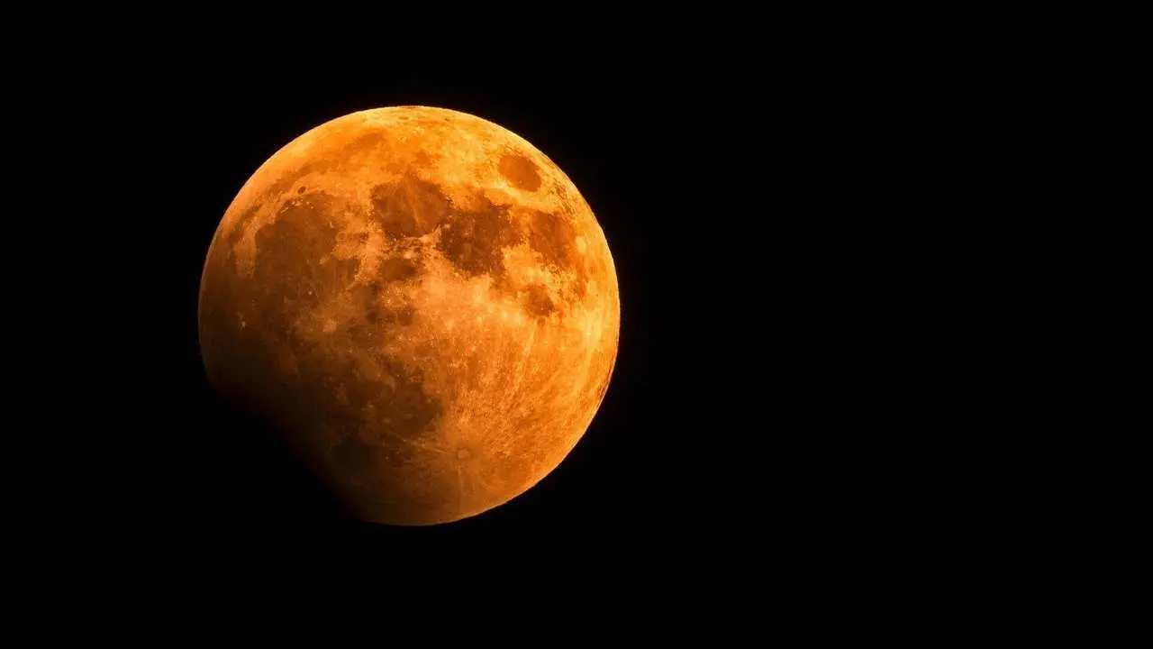 Eclipse Lunar. GEORGE DESIPRIS
