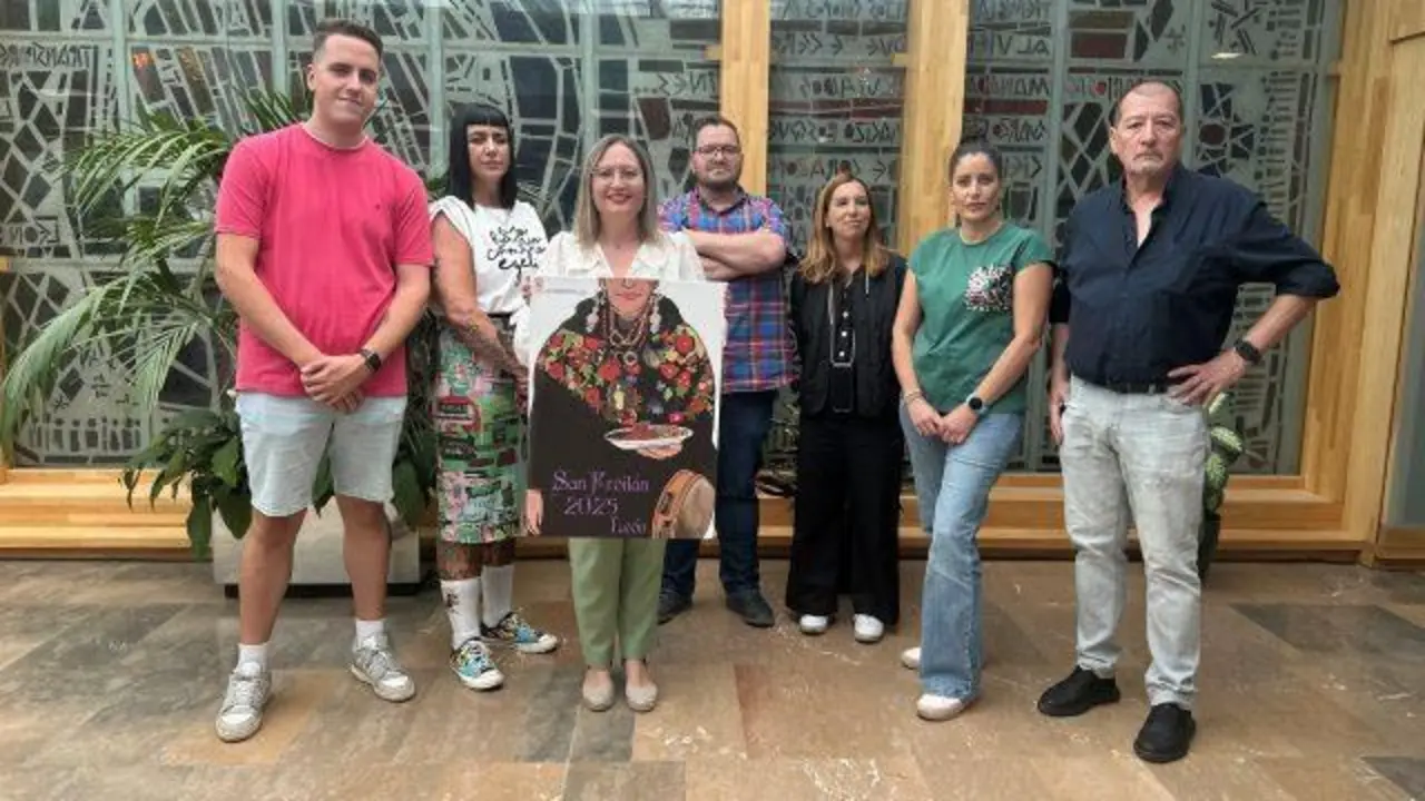 Jurado del concurso con el cartel anunciador de las fiestas de San Froil&aacute;n 2025