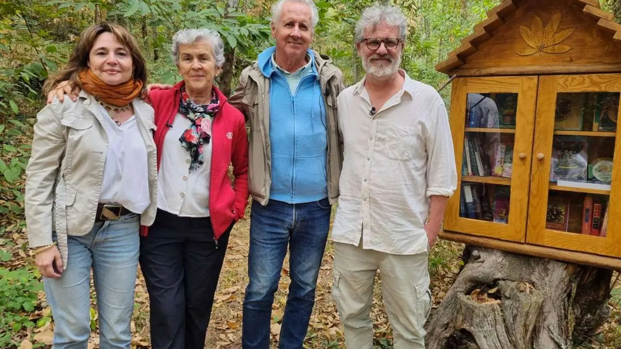 El periodista de TVE Lorenzo Mil&aacute;, junto a miembros de la Asociaci&oacute;n Bierzo Vivo. | ICAL