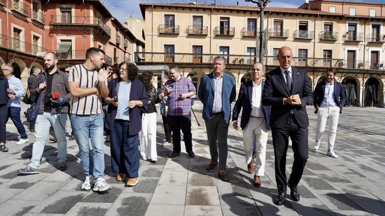 El alcalde de Le&oacute;n, Jos&eacute; Antonio Diez, realiza una visita a la Plaza Mayor de Le&oacute;n con motivo de las obras acometidas. | ICAL