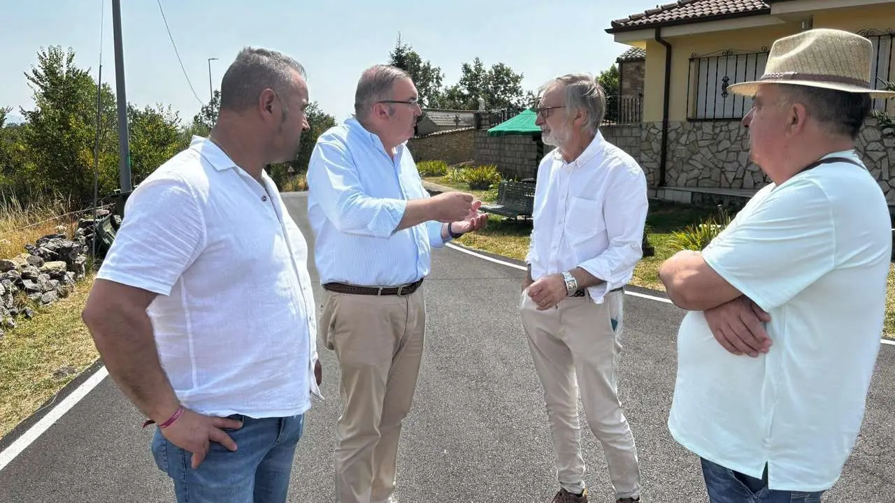 El vicepresidente primero de la Diputaci&oacute;n de Le&oacute;n y responsable del &Aacute;rea de Infraestructuras, Roberto Aller visitan las obras