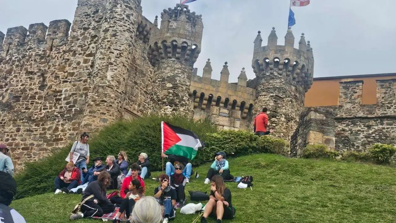 Protestas contra el genocidio en Gaza en Ponferrada, durante el paso de la Vuelta Ciclista. | Le&oacute;n24horas