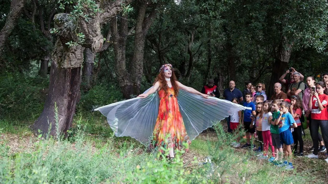 Escenas de la 'Senda Encantada' organizada por Dinamia Teatro en el bosque de alcornoques de la localidad berciana de Cobrana