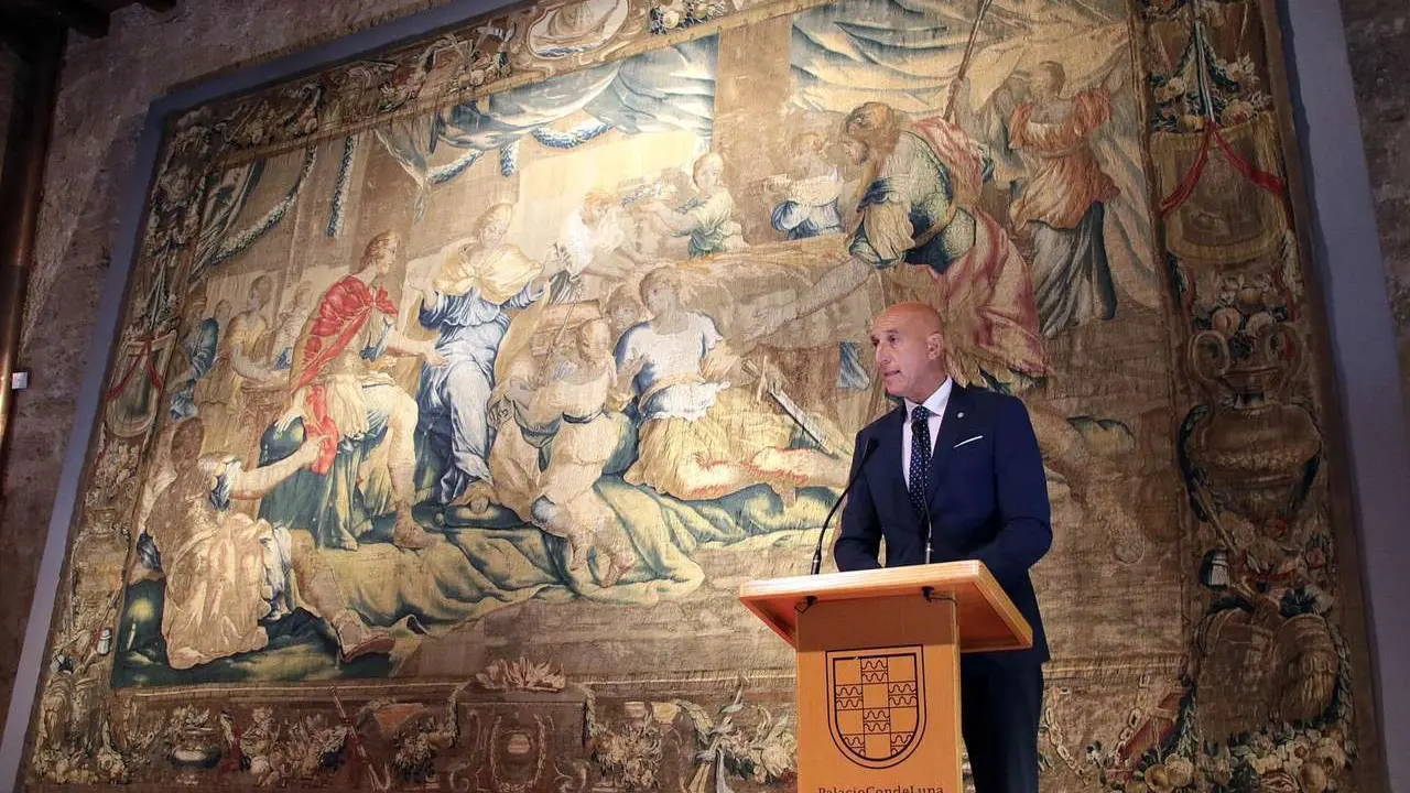 El alcalde de Le&oacute;n, Jos&eacute; Antonio Diez; la concejala de Acci&oacute;n y Promoci&oacute;n Cultural, Elena Aguado, y la directora de Restauraci&oacute;n Textil de la Real F&aacute;brica de Tapices, Ver&oacute;nica Garc&iacute;a, presentan la restauraci&oacute;n del tapiz 'La continencia de Escipi&oacute;n'. ICAL. Peio Garc&iacute;a. 
