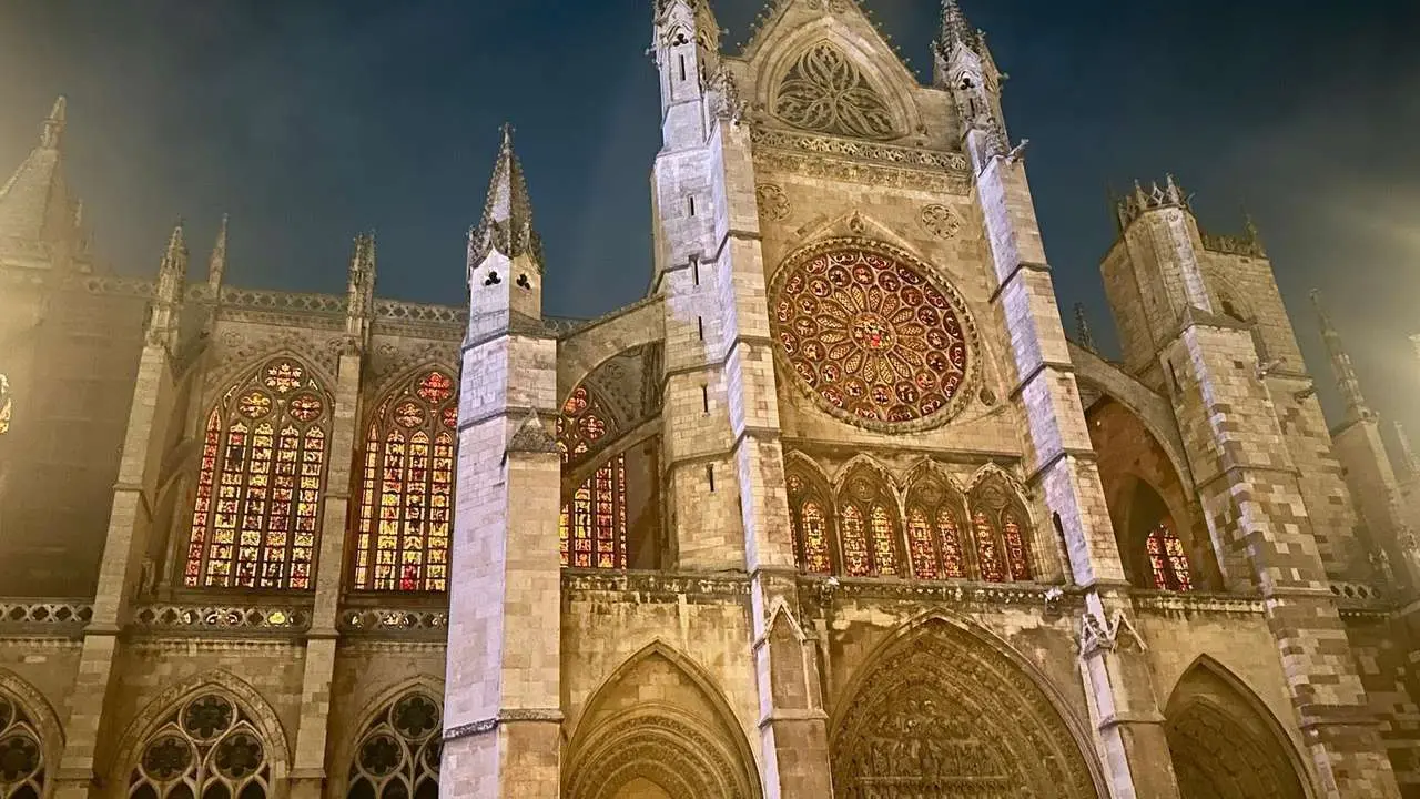 La Catedral de Le&oacute;n, uno de los atractivos tur&iacute;sticos imprescindibles de la ciudad. | SM