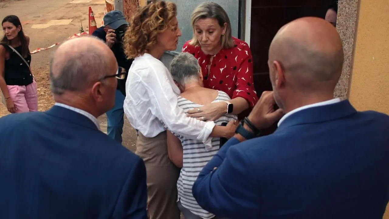 La vicepresidenta de la Junta y consejera de Familia e Igualdad de Oportunidades, Isabel Blanco, visita los trabajos de desescombro en Castrocalb&oacute;n. Ical