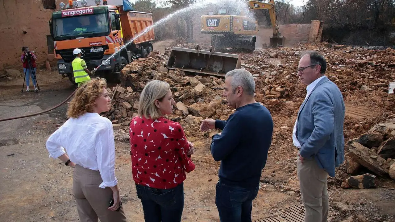 La vicepresidenta de la Junta y consejera de Familia e Igualdad de Oportunidades, Isabel Blanco, visita los trabajos de desescombro en Castrocalb&oacute;n. ICAL. 
