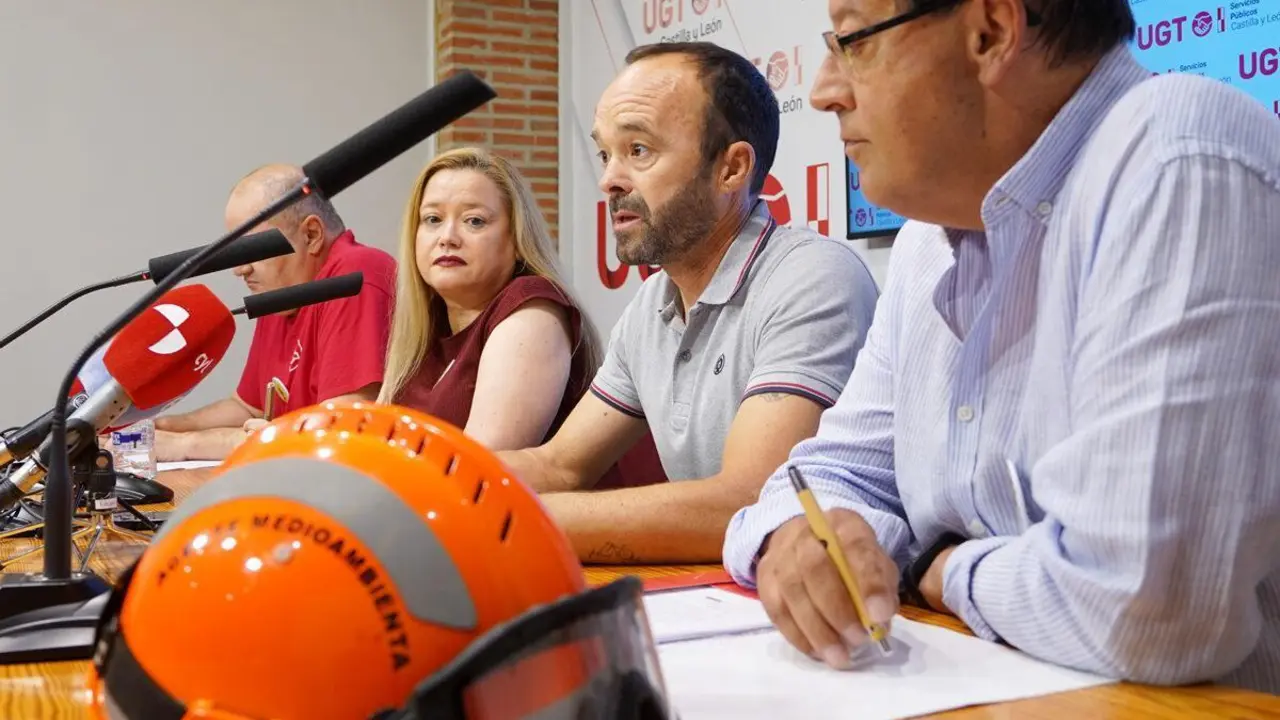 El secretario general de UGT Servicios P&uacute;blicos de Castilla y Le&oacute;n, Tom&aacute;s P&eacute;rez; el vicesecretario de Administraci&oacute;n Auton&oacute;mica y Di&aacute;logo Social, Carlos Arenas; la secretaria de Acci&oacute;n Sindical y Formaci&oacute;n, Sara Molledo, y el responsable de Agentes Medioambientales, Francisco Camu&ntilde;as, presentan sus propuestas para un nuevo dispositivo antiincendios en la comunidad. | ICAL