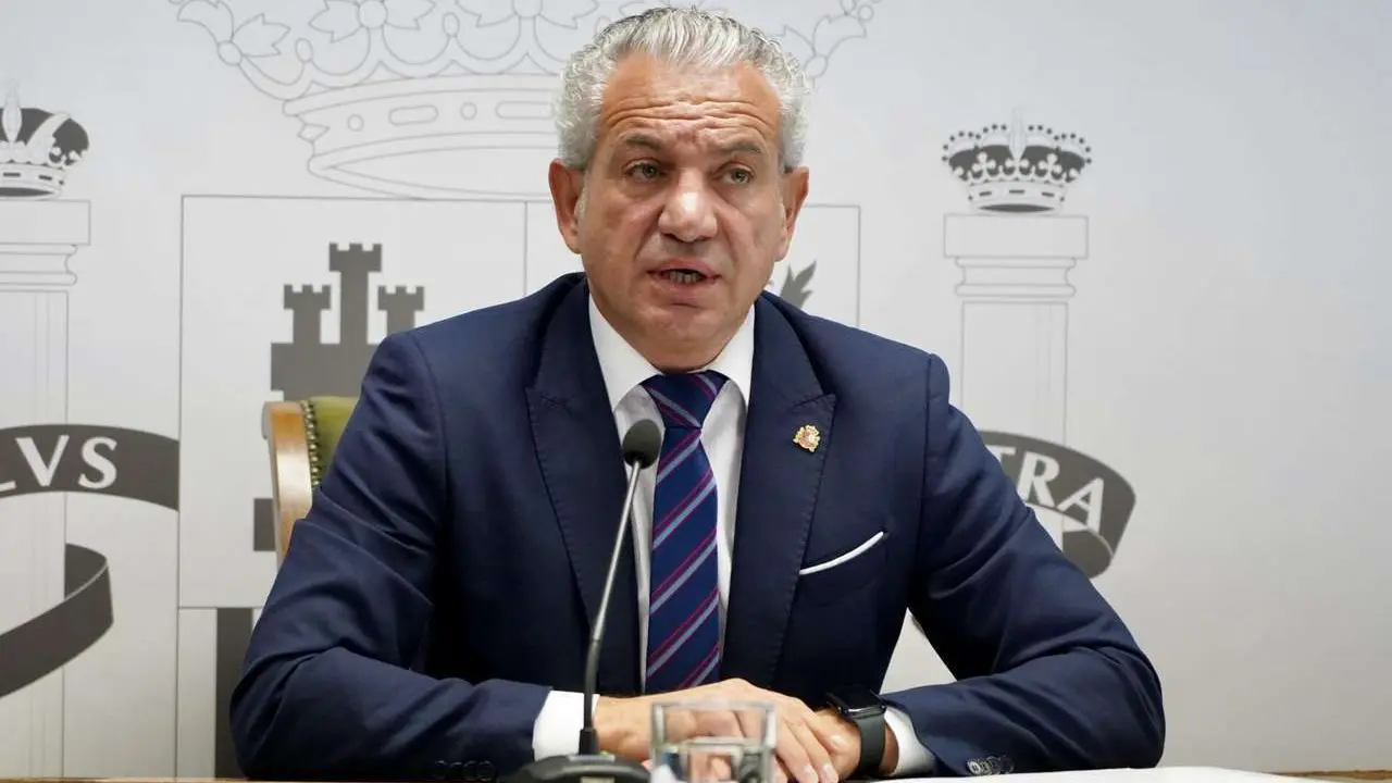 El delegado del Gobierno en Castilla y Le&oacute;n, Nicanor Sen, presenta el informe de los medios del Gobierno de Espa&ntilde;a que han participado en la extinci&oacute;n de los incendios durante el pasado mes de agosto en Castilla y Le&oacute;n. Ical