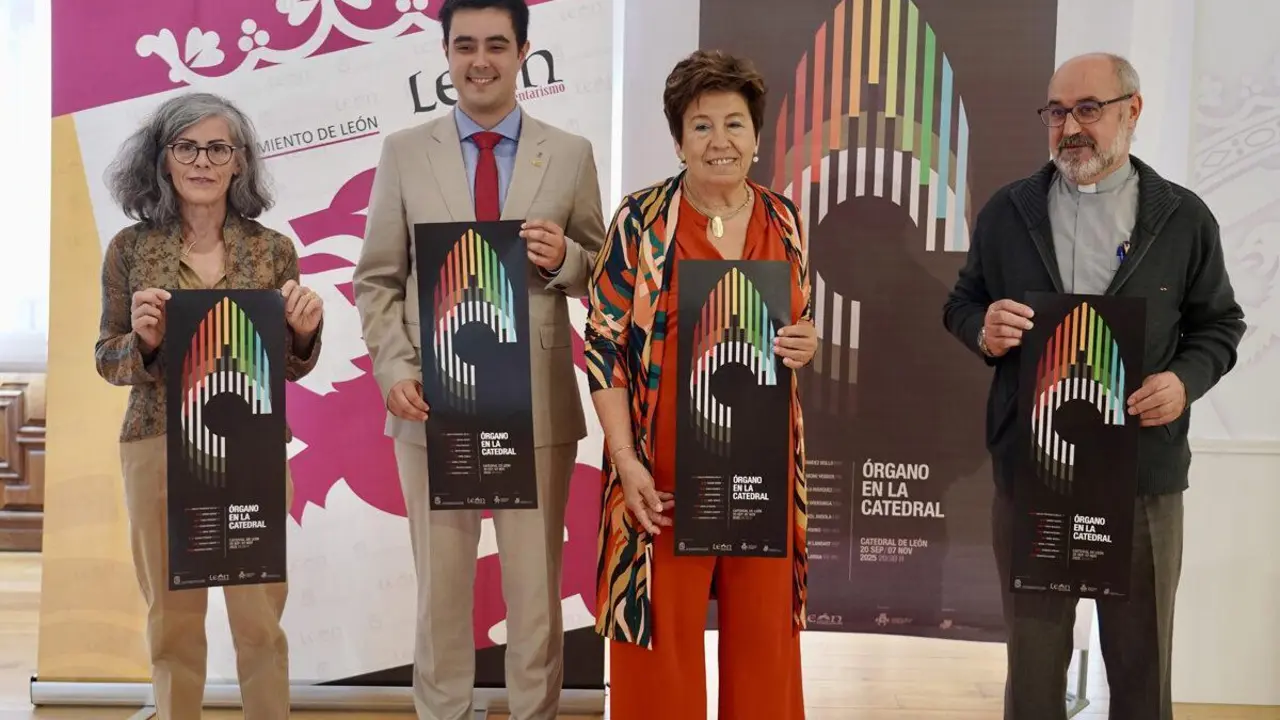 La concejala de Acci&oacute;n y Promoci&oacute;n Cultural de Le&oacute;n, Elena Aguado, presenta el ciclo &lsquo;&Oacute;rgano en la Catedral&rsquo; acompa&ntilde;ada del organista, Carlos Juli&aacute;n Fern&aacute;ndez, el de&aacute;n, Florentino Alonso y la secretaria de la asociaci&oacute;n Amigos del &Oacute;rgano Catedral de Le&oacute;n, Marta Mart&iacute;nez. | ICAL