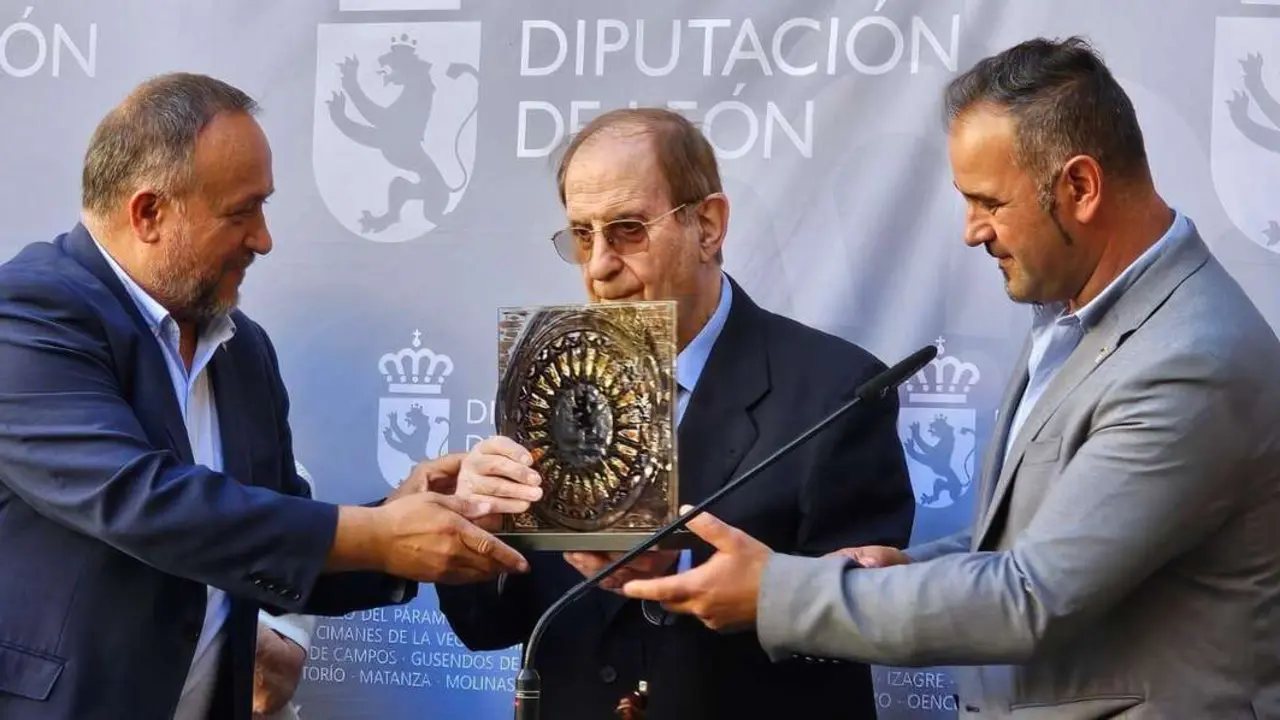 El representante de la Casa de Le&oacute;n en Bilbao, la m&aacute;s veterana, recoge el reconocimiento de manos del presidente de la Diputaci&oacute;n y el diputado del &aacute;rea. | LE&Oacute;N24HORAS