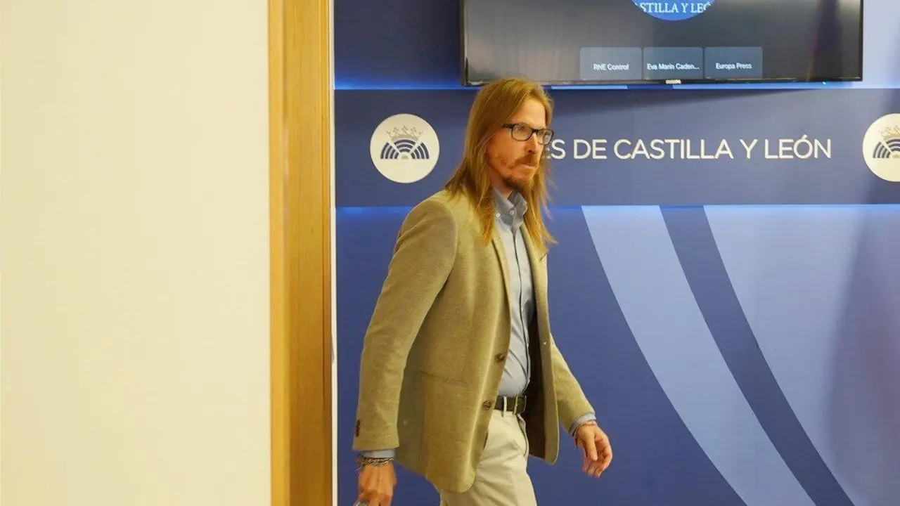 El leon&eacute;s Pablo Fern&aacute;ndez, de Podemos, tras la rueda de prensa en las Cortes. | ICAL