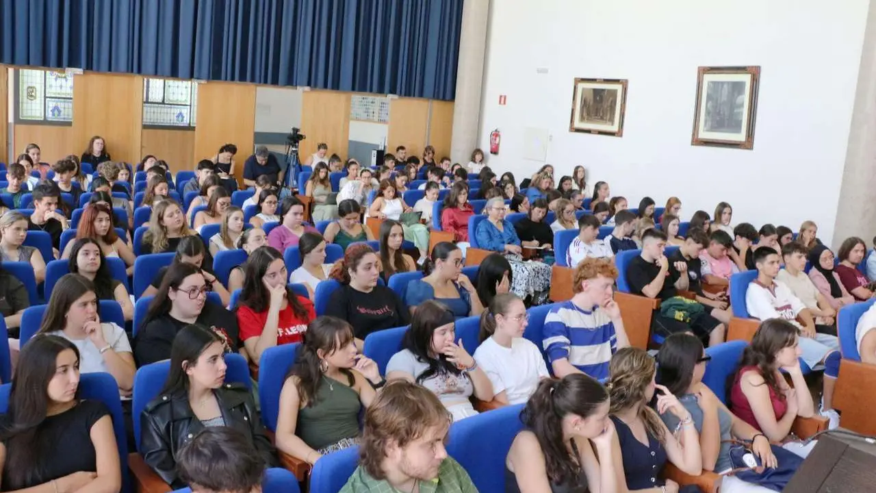 Asistentes llenan el sal&oacute;n de actos de la Facultad de Educaci&oacute;n en la inauguraci&oacute;n del curso. Foto: ULE