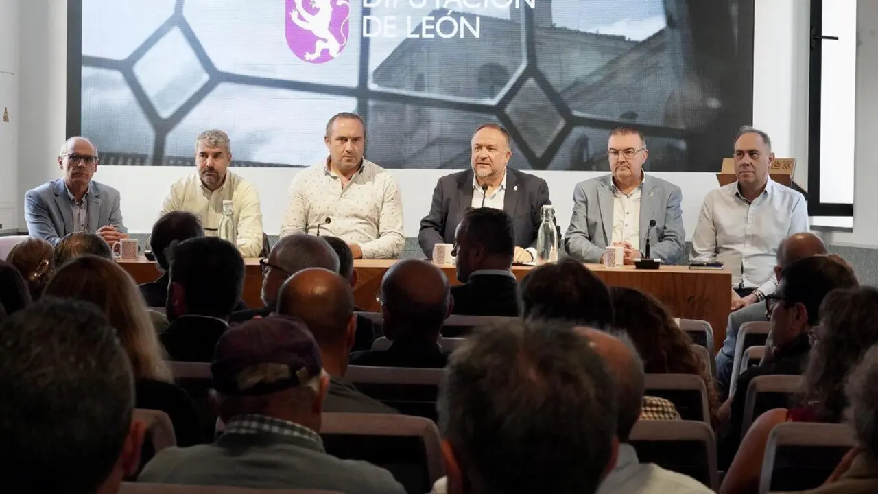 El presidente de la Diputaci&oacute;n de Le&oacute;n, Gerardo &Aacute;lvarez Courel, preside este jueves la reuni&oacute;n con los ayuntamientos en riesgo por incendios. | ICAL