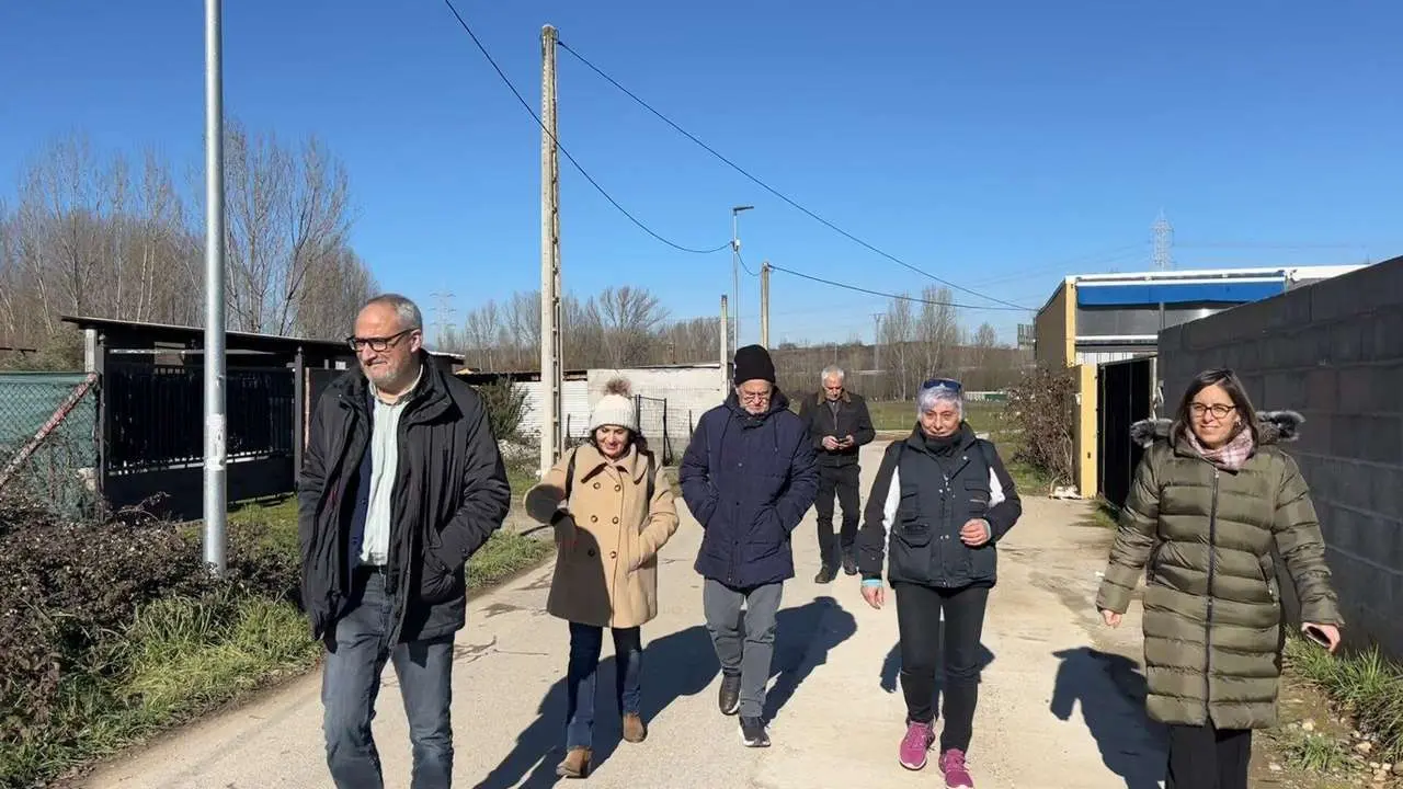 Los socialistas de Columbrianos informan a la prensa de las actuaciones contra el predecesor de la ped&aacute;nea.