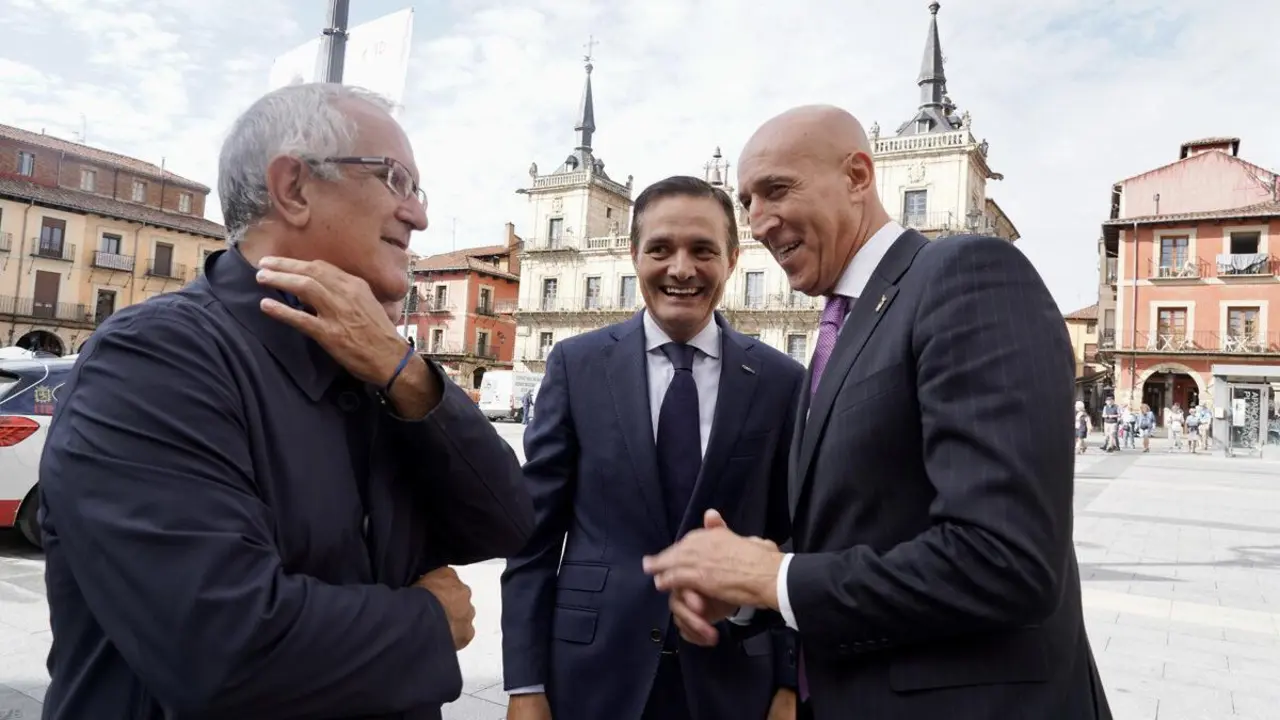 El director del Museo Casa Botines Gaud&iacute;, Ra&uacute;l Fern&aacute;ndez; el alcalde de Le&oacute;n, Jos&eacute; Antonio Diez; el doctor en Historia Carmelo Lucas y el investigador Miguel &Aacute;ngel Cordero presentaron este viernes las placas conmemorativas sobre el origen de Casa Botines y las visitas de Sorolla a Le&oacute;n. | ICAL