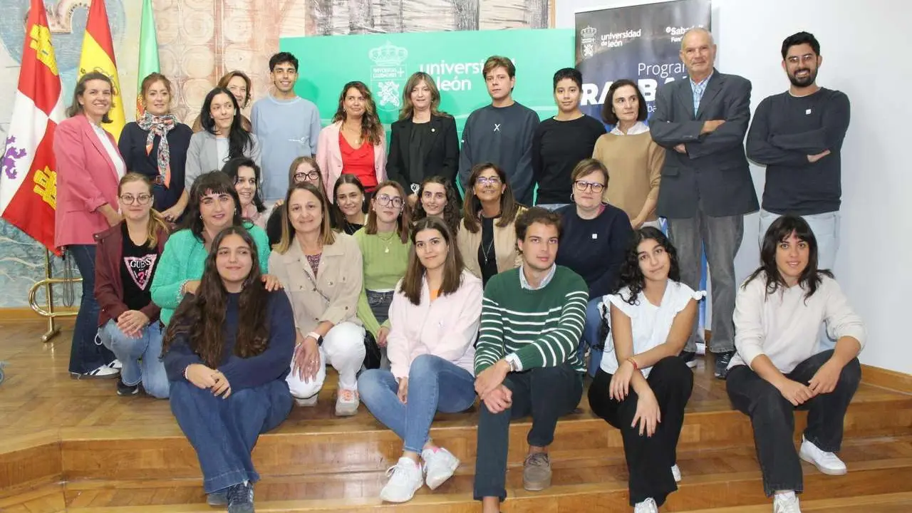 Foto de familia de los estudiantes con sus tutores