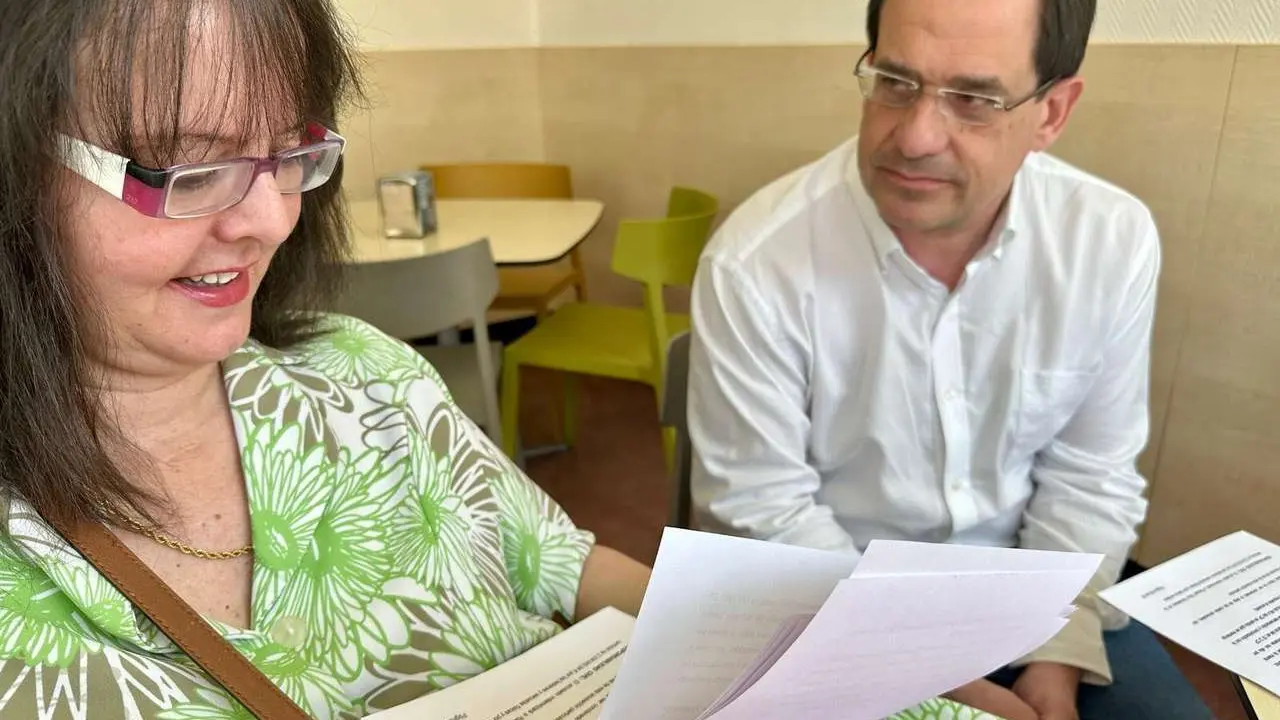 Raquel D&iacute;az con su abogado, el letrado gallego Felipe Pati&ntilde;o. | SM