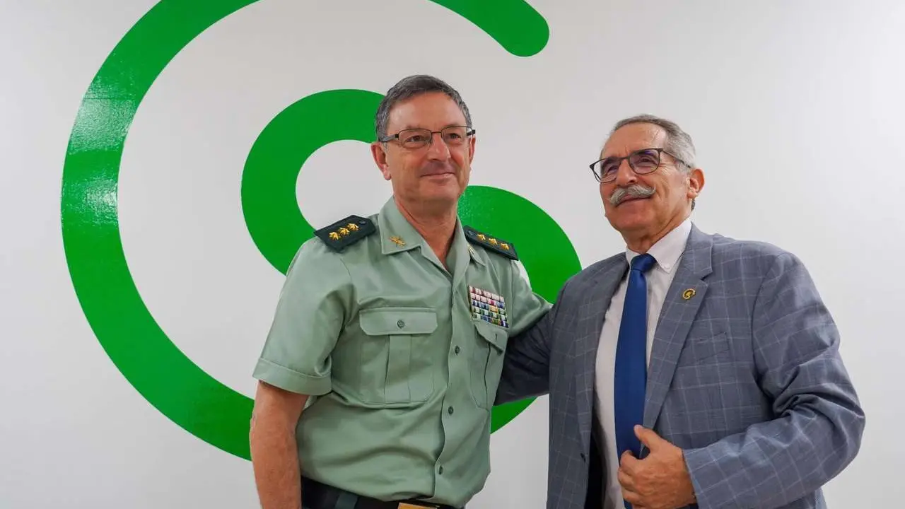 El presidente de la Asociaci&oacute;n Espa&ntilde;ola Contra el C&aacute;ncer de Le&oacute;n, Estanislao de Luis Calabuig, y el coronel jefe de la Comandancia de la Guardia Civil de Le&oacute;n, Julio Andr&eacute;s Guti&eacute;rrez Hern&aacute;ndez, firman un protocolo para fomentar la lucha contra esta enfermedad. ICAL. 