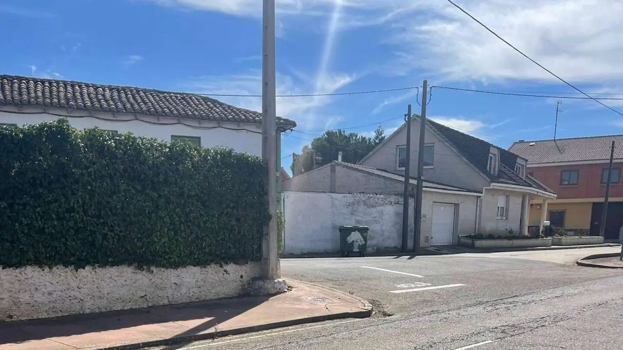 La mujer que atac&oacute; con &aacute;cido a Marcos en Jim&eacute;nez  de Jamuz se deshizo del l&iacute;quido corrosivo y de un cart&oacute;n en un contenedor cercano. | SM