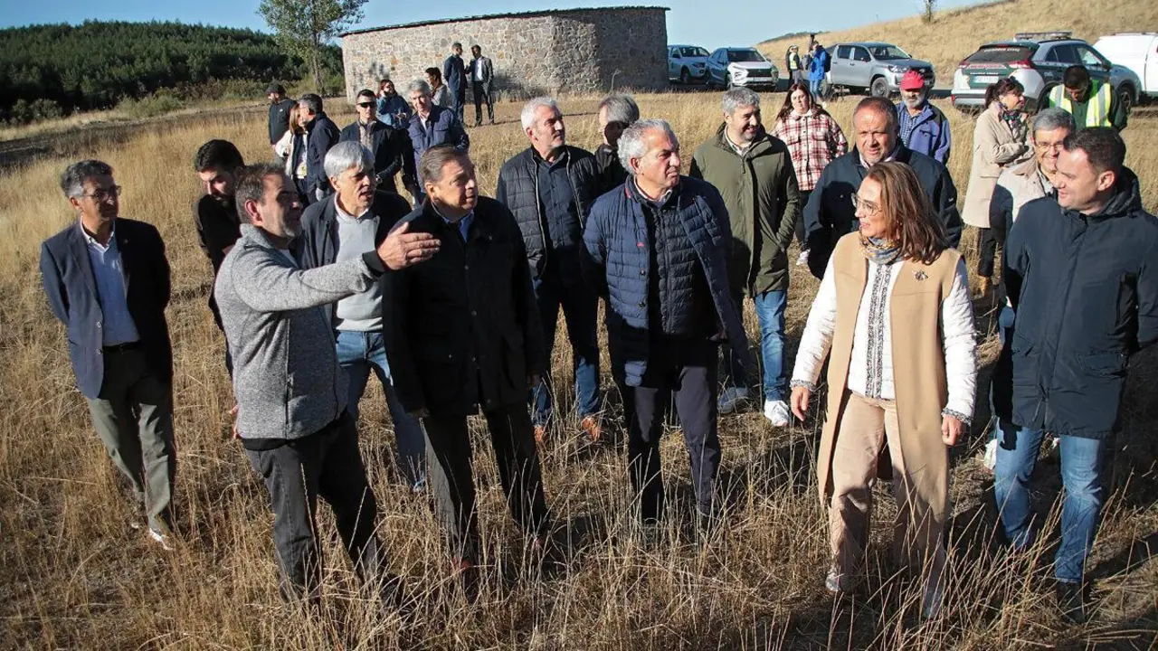 Acompa&ntilde;ado de numerosas autoridades, el ministro de Agricultura, Luis Planas, visit&oacute; este jueves una explotaci&oacute;n ganadera afectada por los incendios en Le&oacute;n. | ICAL