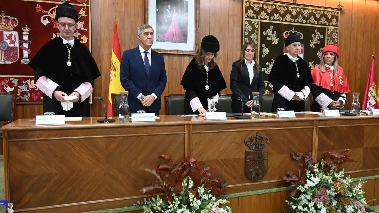 La rectora de la Universidad de Le&oacute;n, Nuria Gonz&aacute;lez, preside el acto de apertura del curso acad&eacute;mico 2025-2026 de la instituci&oacute;n acad&eacute;mica, al que asisten, entre otros, la consejera de Educaci&oacute;n, Roc&iacute;o Lucas, el presidente de las Cortes de Castilla y Le&oacute;n, Carlos Poll&aacute;n, o el alcalde de Le&oacute;n, Jos&eacute; Antonio Diez. Ical