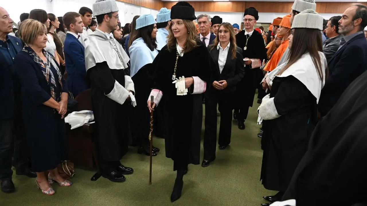 La rectora de la Universidad de Le&oacute;n, Nuria Gonz&aacute;lez, preside el acto de apertura del curso acad&eacute;mico 2025-2026 de la instituci&oacute;n acad&eacute;mica, al que asisten, entre otros, la consejera de Educaci&oacute;n, Roc&iacute;o Lucas, el presidente de las Cortes de Castilla y Le&oacute;n, Carlos Poll&aacute;n, o el alcalde de Le&oacute;n, Jos&eacute; Antonio Diez